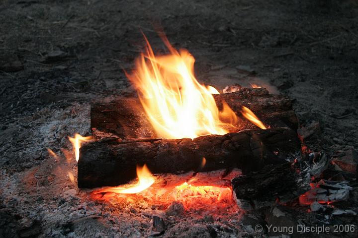 54a As the day draws to a close, everyone gathers around the campfire for the last appointment of the day - the campfire talk.