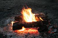 54a As the day draws to a close, everyone gathers around the campfire for the last appointment of the day - the campfire talk.